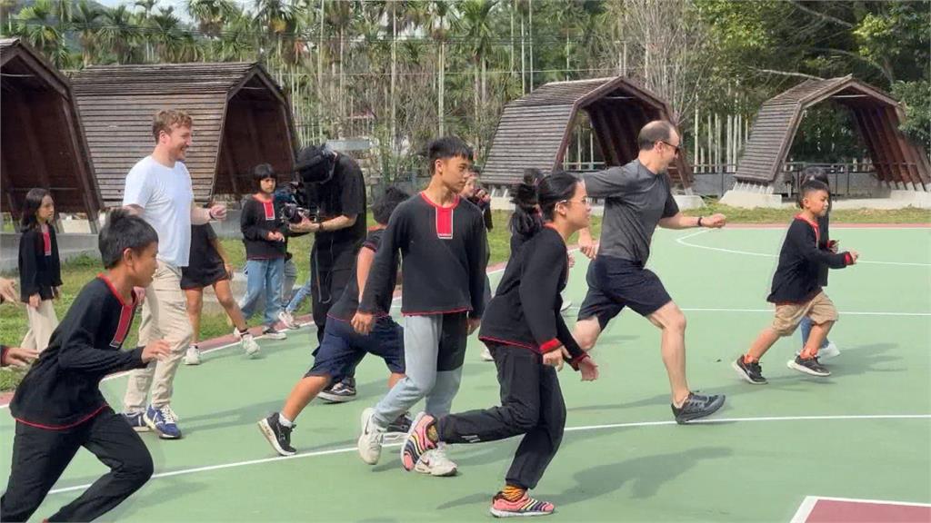 熱搜/音樂無國界! 國王歌手美聲合唱尬布農八音