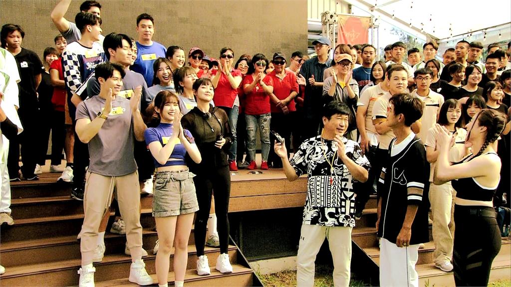 「螢幕床戲」讓綜藝天王哭笑不得！地方媽媽圓夢跟胡瓜同床脫他衣服