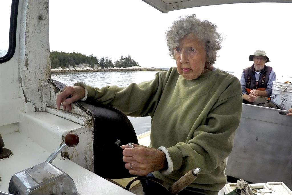 就是不退休!104歲龍蝦夫人已工作96年 生日前還拉80歲兒出海捕撈