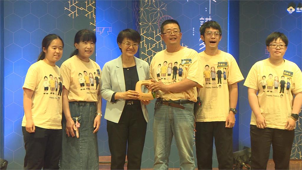 用客家話陪伴孩子成長! 187戶客語家庭獲表揚