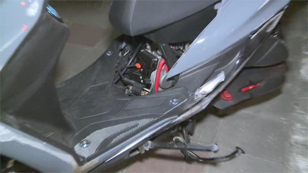 騎士逆向逃逸自摔倒地 遭警車撞上頭部重創