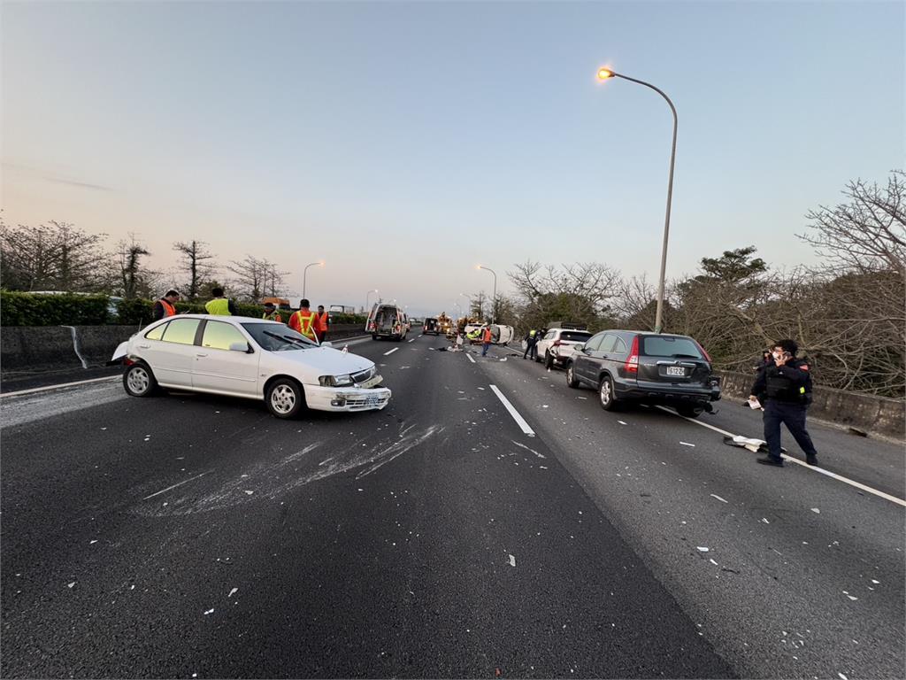 國道一北上豐原段 六車連環撞 兩人拋飛車道1死1命危