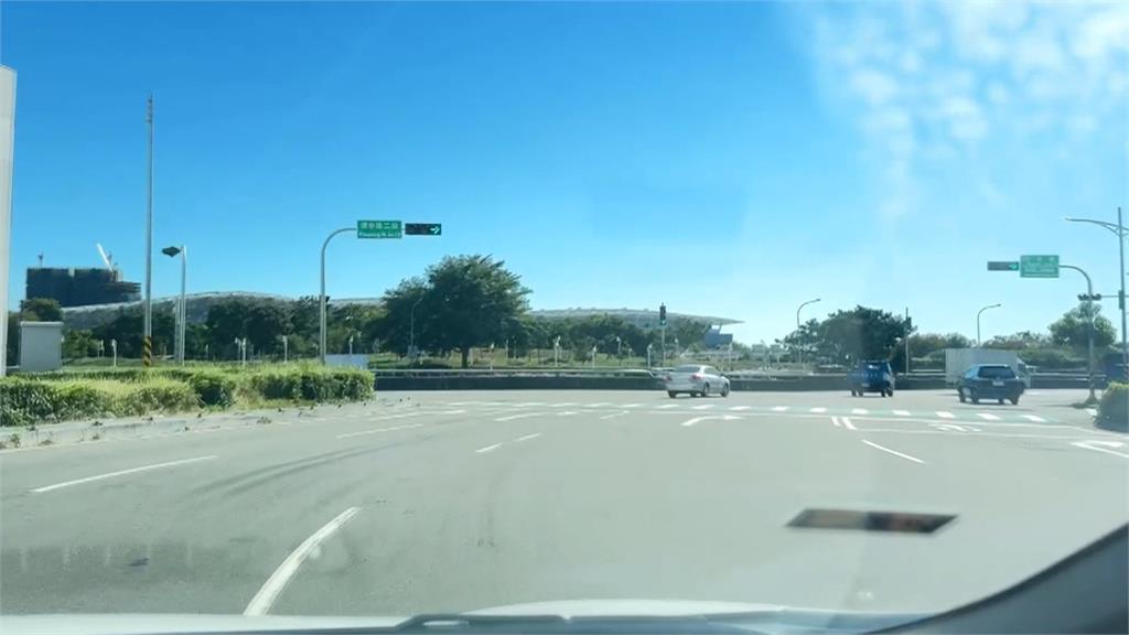 黃燈不見了!? 號誌綠燈秒跳紅燈騎士煞不住嚇壞