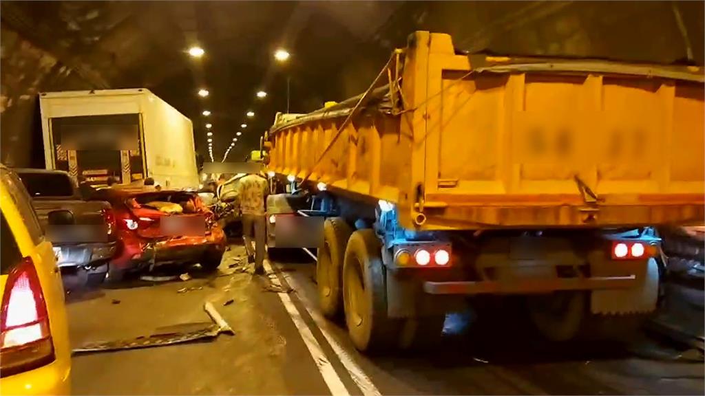 快新聞／新澳隧道「連環撞」1死11傷　肇事砂石車司機：一時恍神