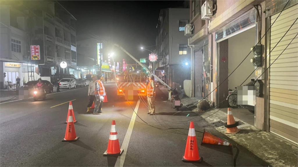 曳引車勾到有線電視纜線 路燈燈桿也「歪腰」影響交通