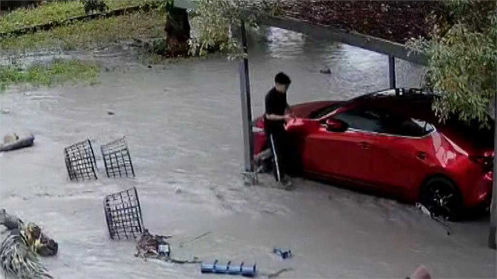 光復洪災警消也成受災戶! 停車場成「漂漂河」車輛遭沖走