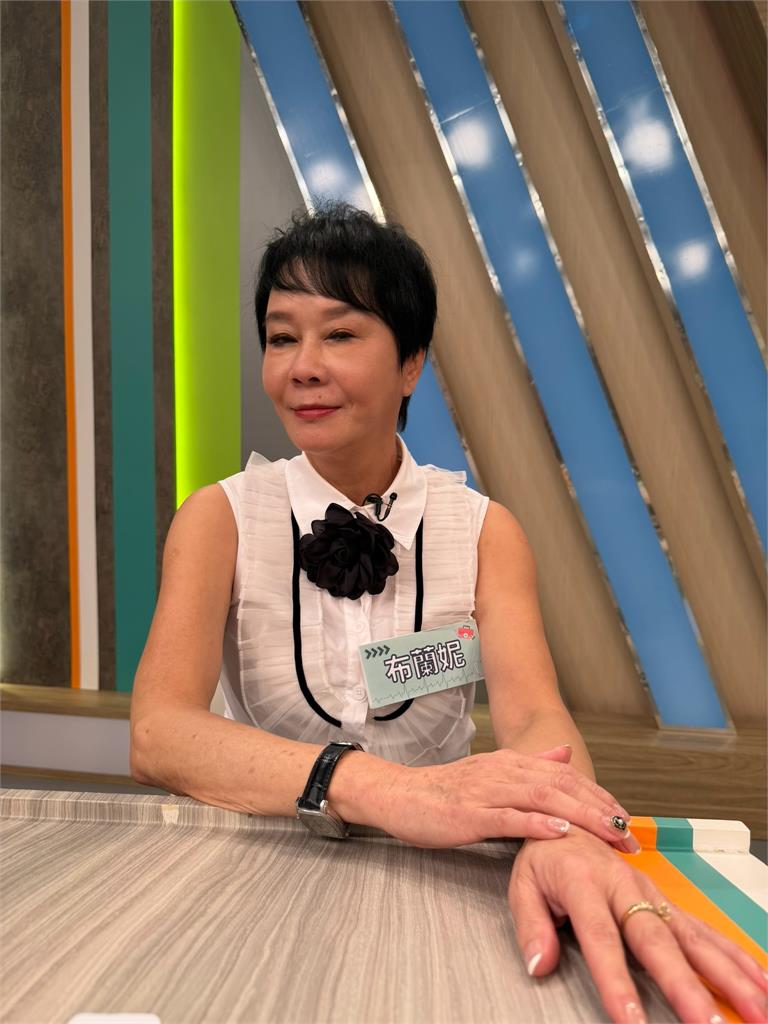 布蘭妮雷射後視力居然下降！沉迷短劇狂滑手機惹禍