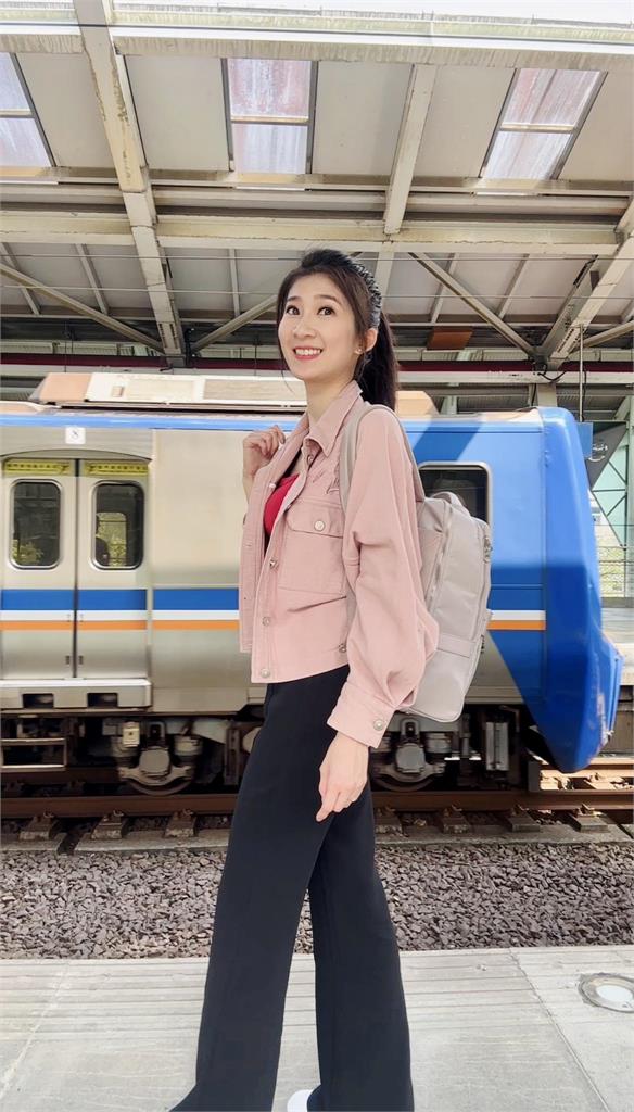 稱鏟子超人唱《島嶼天光》噁心被罵翻！李明璇急解釋志工「秀車票打臉」