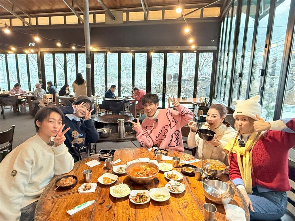 籃籃慘遭「踩臉按摩」痛到失聲！圓臉神奇變V臉