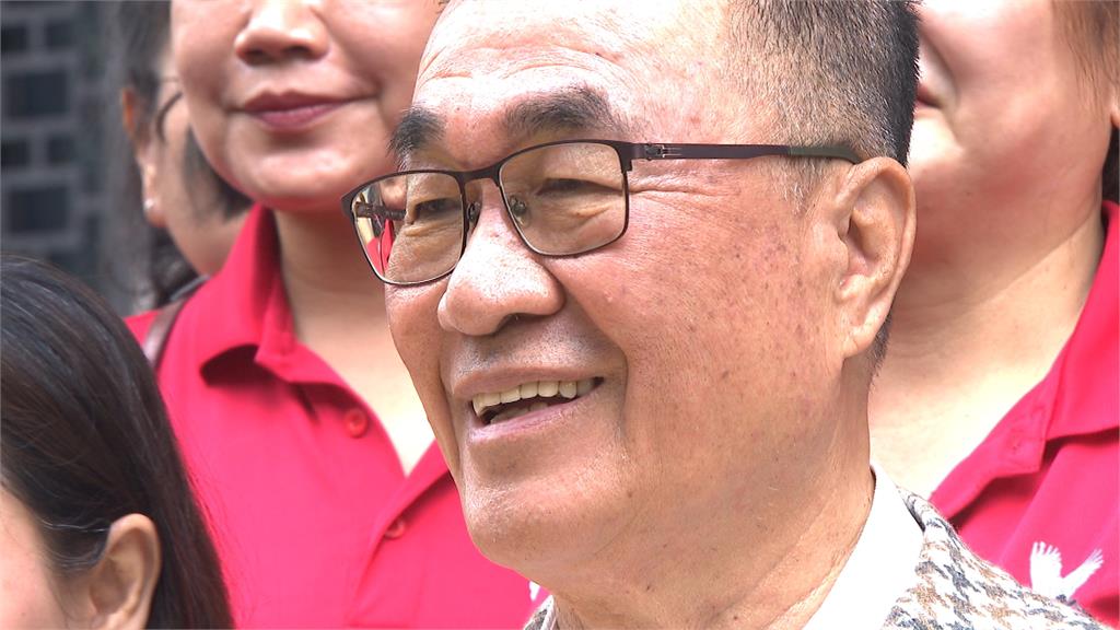 蘇巧慧競選歌大玩創意！　發言人扮加拿大網紅聲樂老師講評