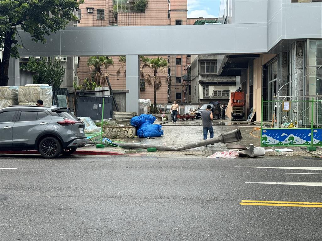 快新聞／嚇！南港吊車突煞車失靈　吊臂直插民宅牆壁「無人受傷」