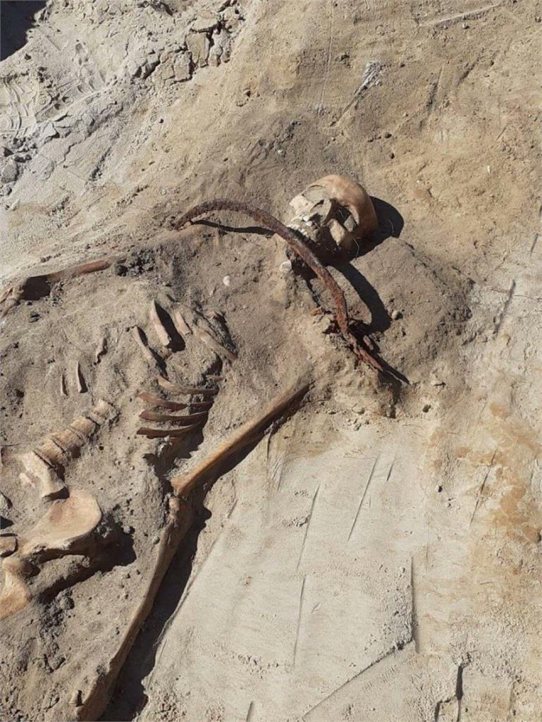 波蘭考古驚見「女吸血鬼」遺骸　1把鐮刀抵脖子防她「死而復生」