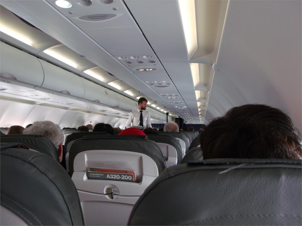 飛機上竟有「這危險」？20年乘務員親授「5自保措施」維持健康全靠它！
