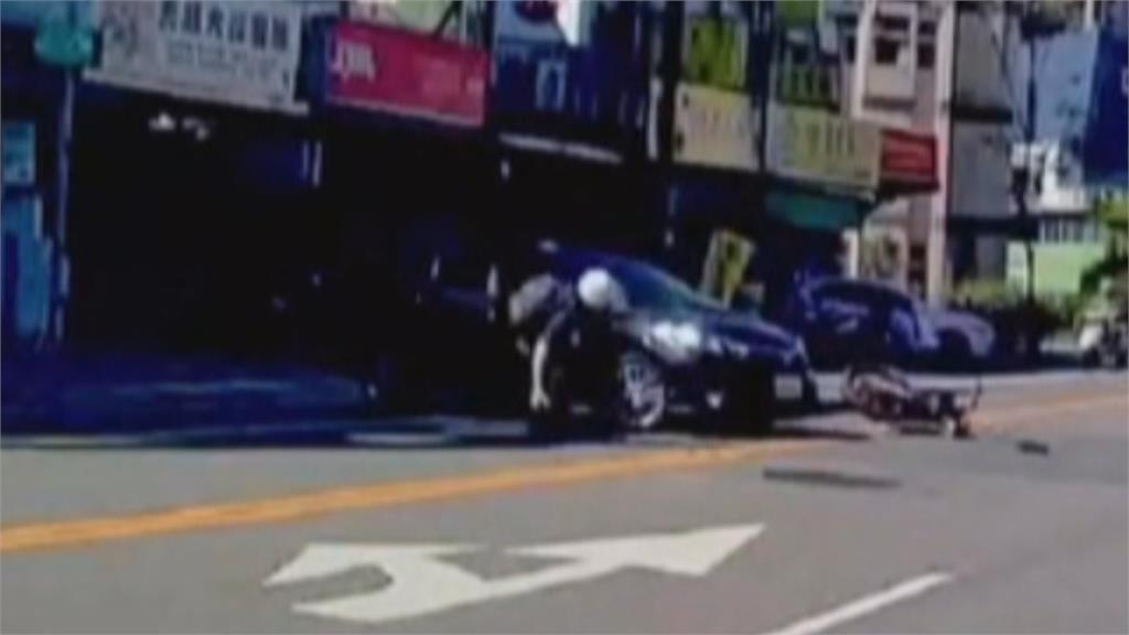 宜蘭轎車違規迴轉撞機車　騎士「前滾翻」落地逃過一劫