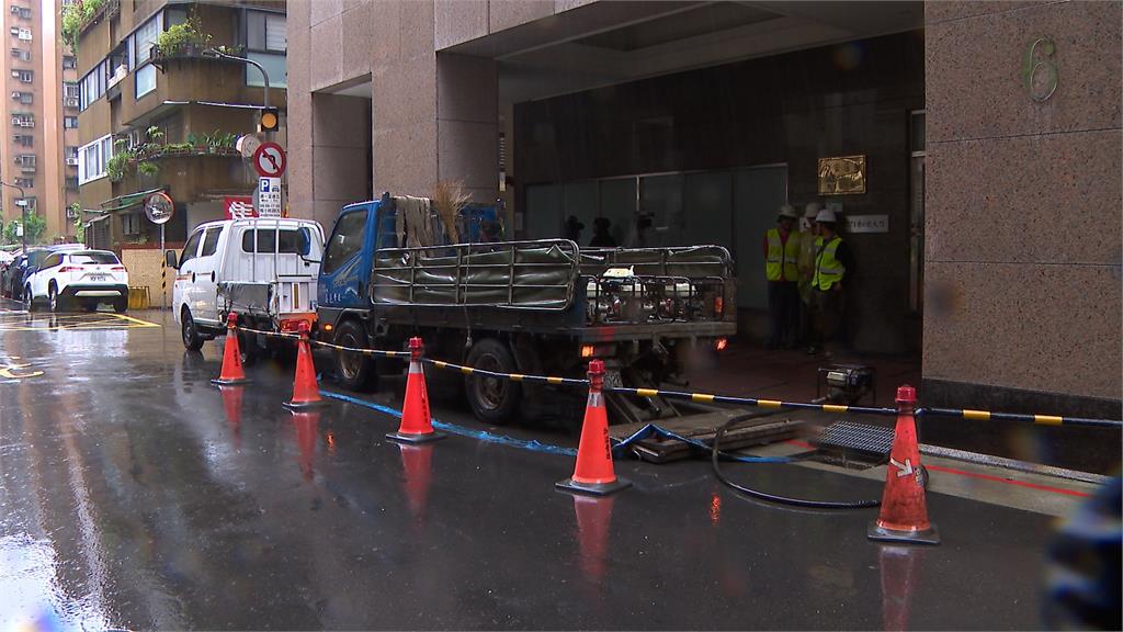 午後豪雨狂炸！積淹水釀車輛拋錨　北市出動抽水機待命