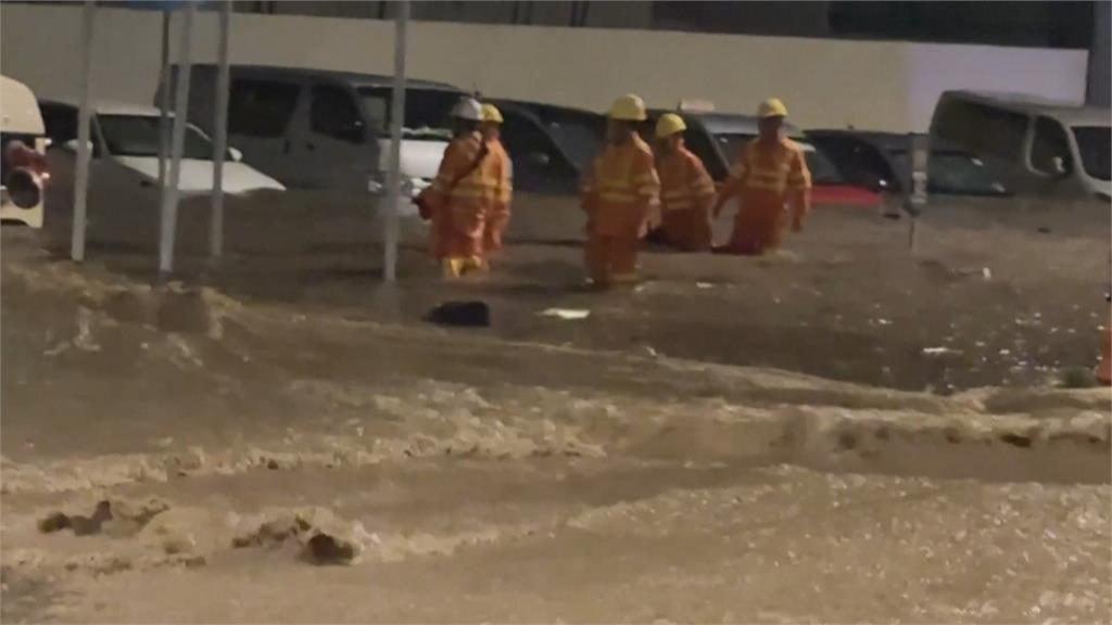 西南氣流襲香港單日雨量破紀錄 汽車淹到滅頂、緊急停課