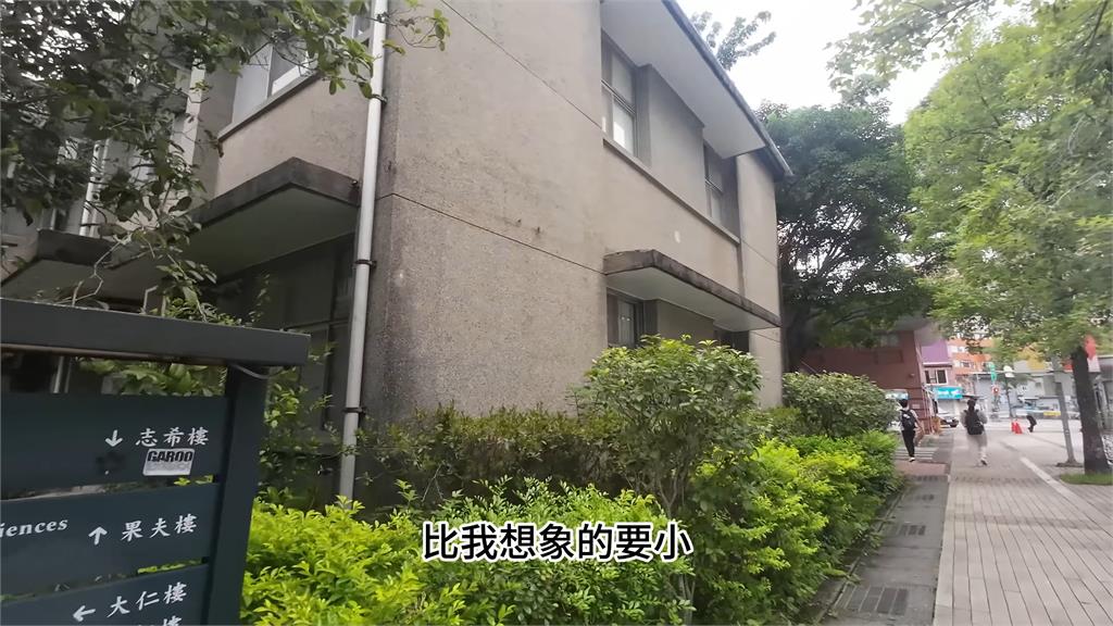 原本只想問衣服價格！中國正妹逛校園書局　被店員「主動攀談」笑：好熱情