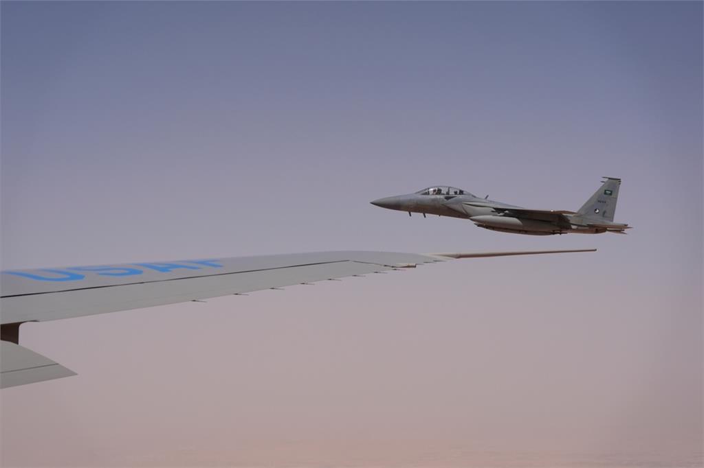 最頂得來速！川普訪沙國「出動F-15」護航　麥當勞行動餐車一旁待命