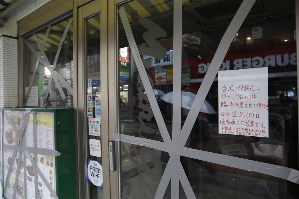 颱風天店家玻璃全貼「X膠帶」…他問「裝忙用？」　內行人揭真實用途