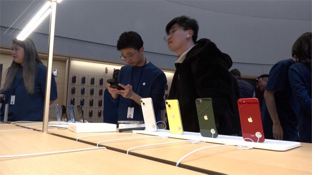 庫克揭幕蘋果上海新店　大媽狂罵「崇洋媚外」　民眾舉「畫面空白iPad」