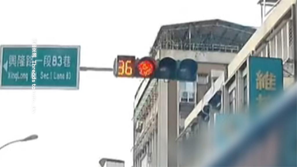 誇張！公車加速闖紅燈險撞人　疑司機「橫紋肌溶解」害身體無力