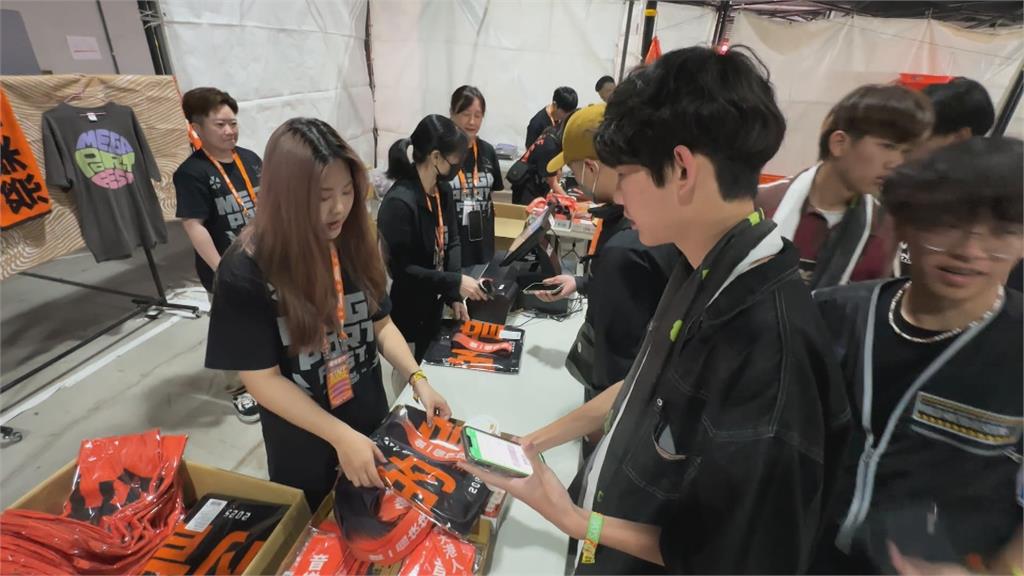 10萬歌迷來朝聖!閃靈大港開唱 歌迷撒冥紙力挺