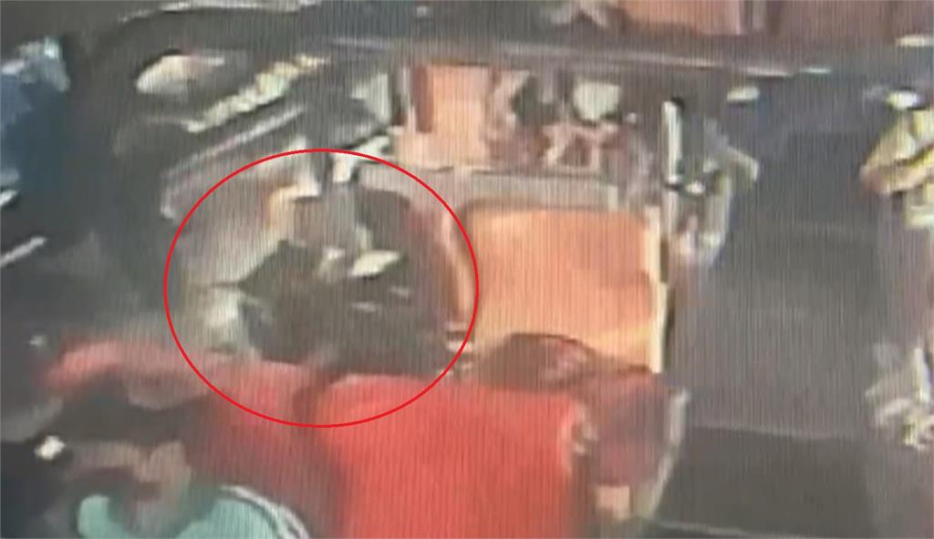 按鈴卻不停爆口角 司機嗆太早按鈴 監視器案情大逆轉