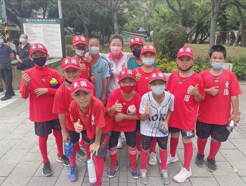 洪婉臻議員與弘久會致贈選手加菜金 力挺東園國小少棒隊勇闖威廉波特