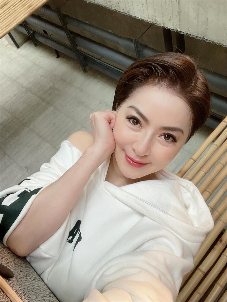 李芳雯58歲真實面貌曝光!「凍齡美顏」梁佑南驚呼:恭喜滿18歲!