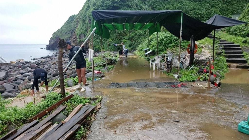 快新聞／大雨釀龜山島登401高地步道落石損毀護欄　今起緊急封閉