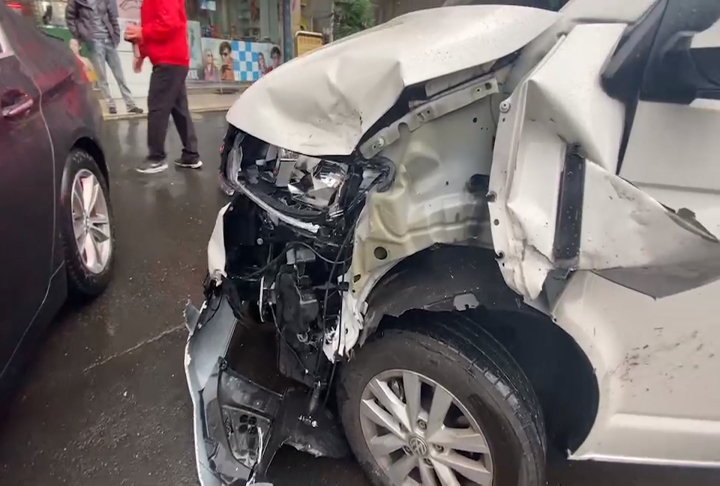 遭百萬名車追撞　救護車左側車頭幾乎不見