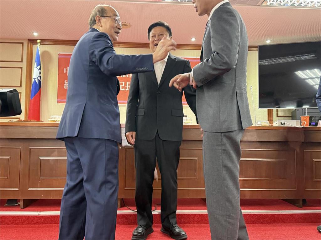 黃國昌又提走讀…見柯建銘喊「跟綠營怎麼比」!傅崐萁秒附和:送你2顆汽油彈