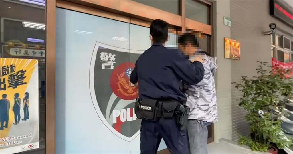 快新聞/桃園男等不到退卡火大砸ATM! 螢幕碎裂他下場慘了
