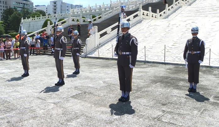 三軍儀隊「撤守蔣公銅像大廳」掀議　苦苓拋「兵馬俑論」怒嗆：操給兩尊看？