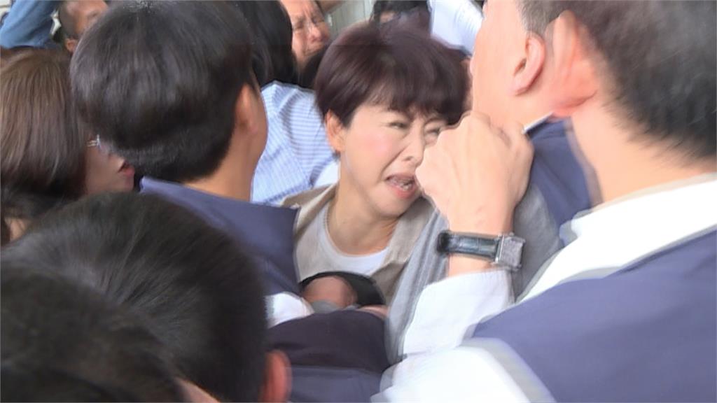 517混戰被徐巧芯故意踹倒! 陳亭妃提告怒批「預謀傷害」