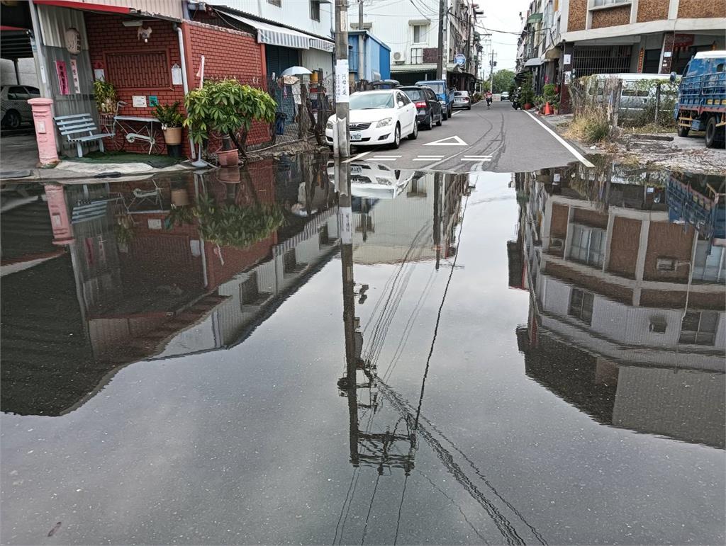 圖多／年度天文大潮發威！　屏東東港「海水漫街頭」畫面曝光