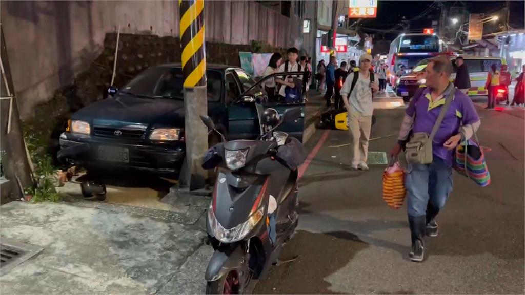 基隆汽車暴衝！　4車撞一團　5人輕重傷送醫