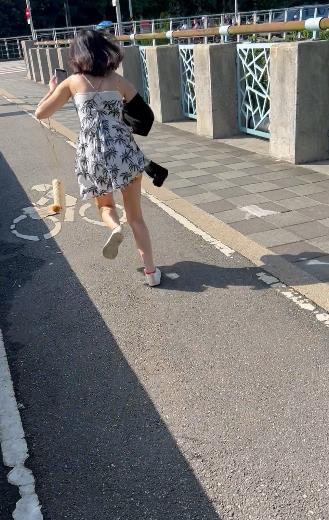 板橋妹「被雨傘戳到」怒嗆1句話!反把對方裙子「整件脫掉」讓她喊告