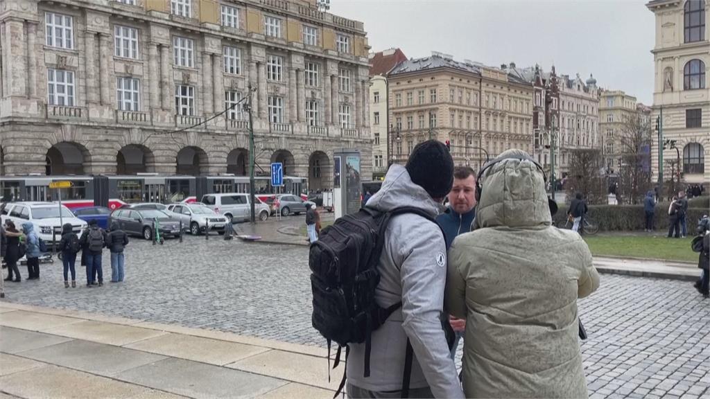 爆粗口喊「朝我開槍啊」　捷克記者吸槍手注意助人脫逃