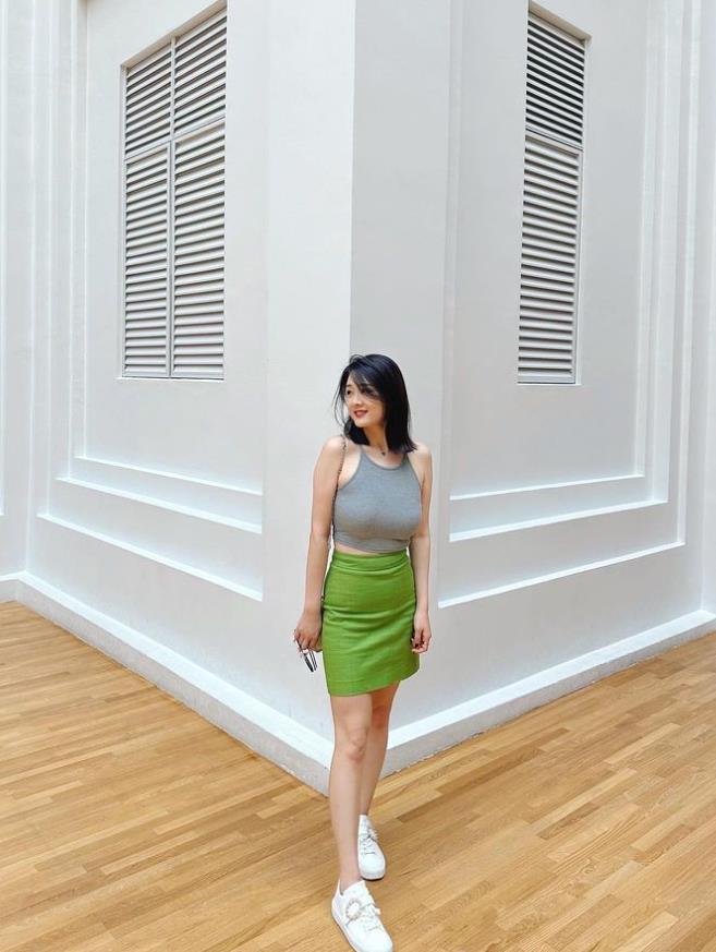 美女主播私服浮出「驚人Bra線」!網一看全朝聖 美女主播「套裝包緊緊」!私服浮出「驚人Bra線」讓網全朝聖