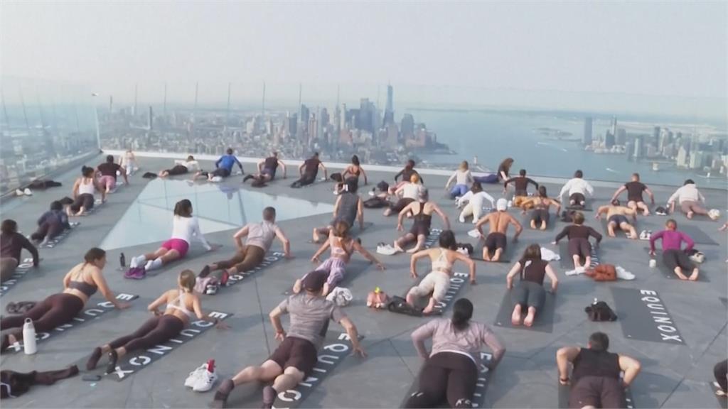 腳踩紐約繁華街景　西半球最高戶外觀景台做瑜伽