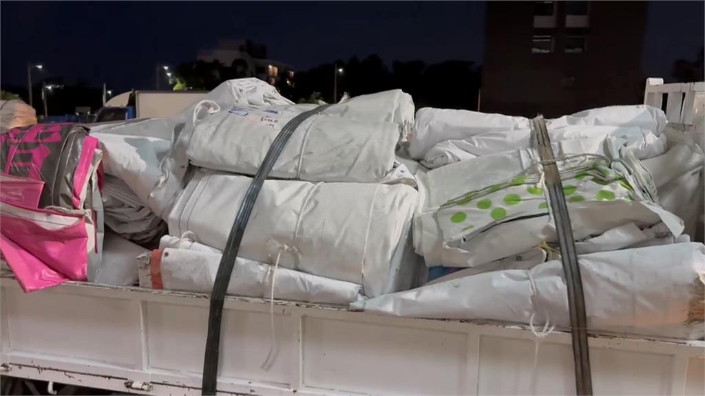 林俊憲捐廣告帆布助暫遮風避雨　網友笑：裝錯面他就盯著你睡覺