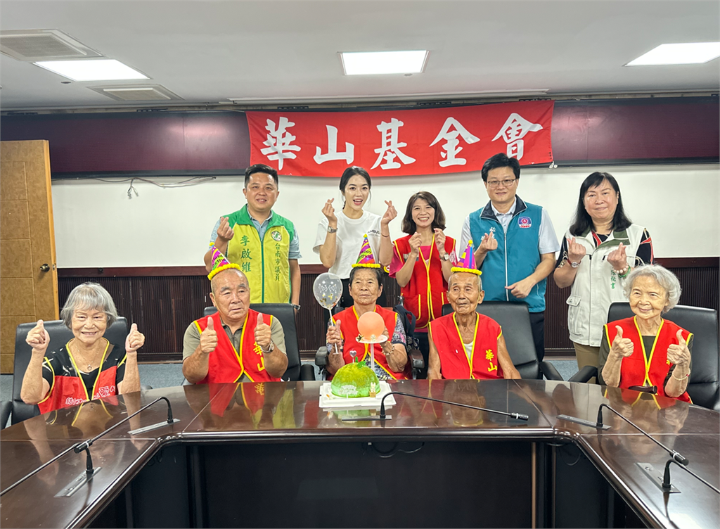美女主播劉方慈中秋送愛!慷慨捐12萬助孤老 9旬老婦回贈手作小盆栽
