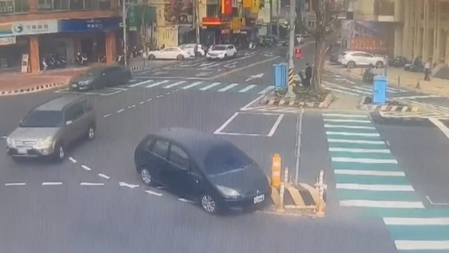 台中外埔驚悚車禍！　轎車直撞摩托車　險輾騎士畫面曝光
