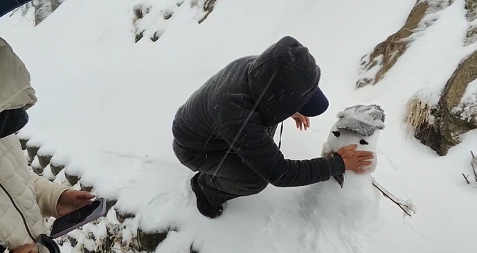 快新聞／合歡山、玉山降雪「宛如仙境」　遊客堆雪人嗨喊：上來這趟值得！