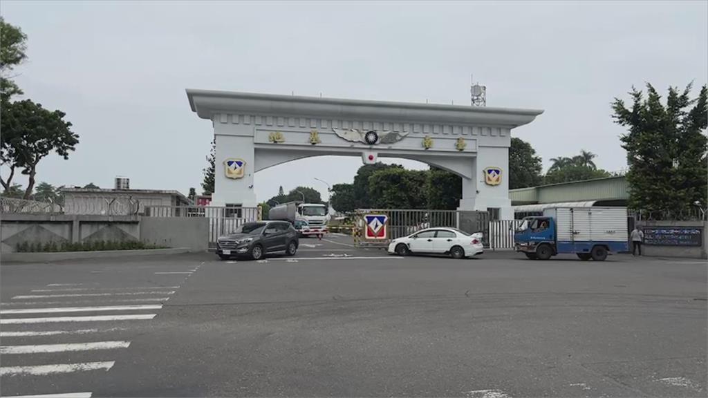 空軍下士值勤從拖車摔落 慘遭後方電源車輾斃