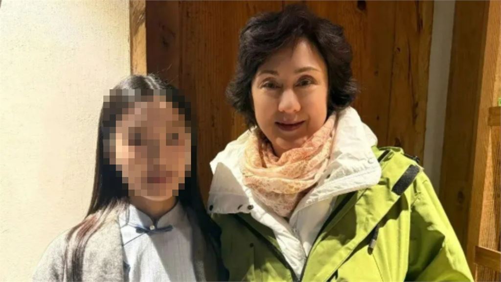 捕獲野生洪金寶！攜全家暢遊杭州古鎮　61歲港姐妻「素顏真面目」網驚艷