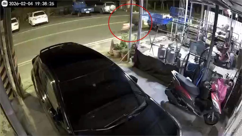 騎士撞違停貨車亡　好心警戒駕駛險成肇事者