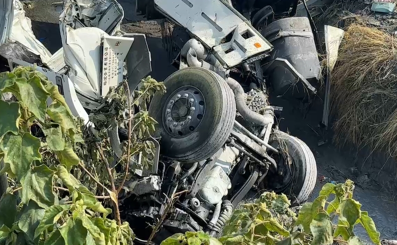 快新聞/國1化學槽車翻落邊坡 司機失去呼吸心跳送醫急救