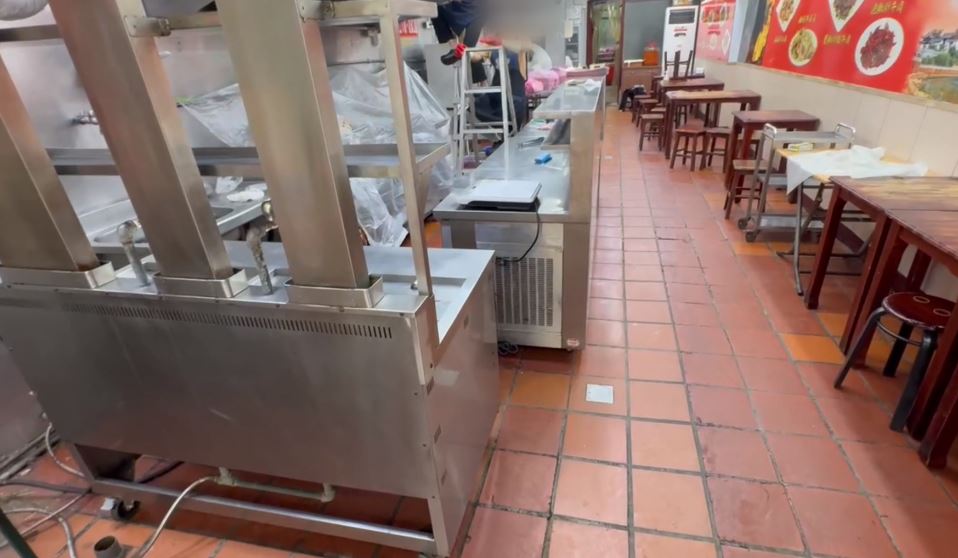 噁!新竹知名熱炒店老闆娘 上菜前湯匙嘗味道再放回